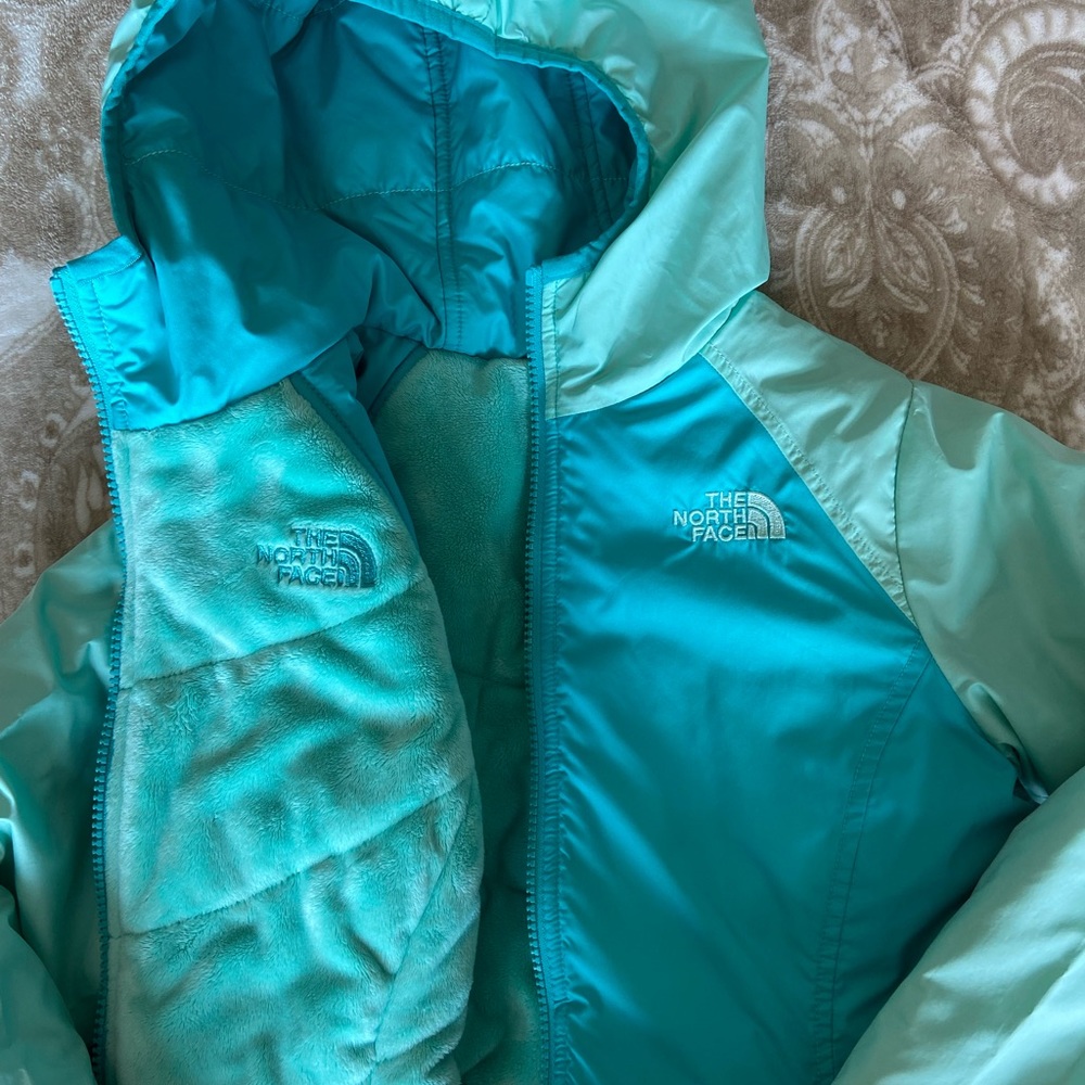 The North Face Reversible jacket Kids size 10-12 (M) Perfect for winter months!
